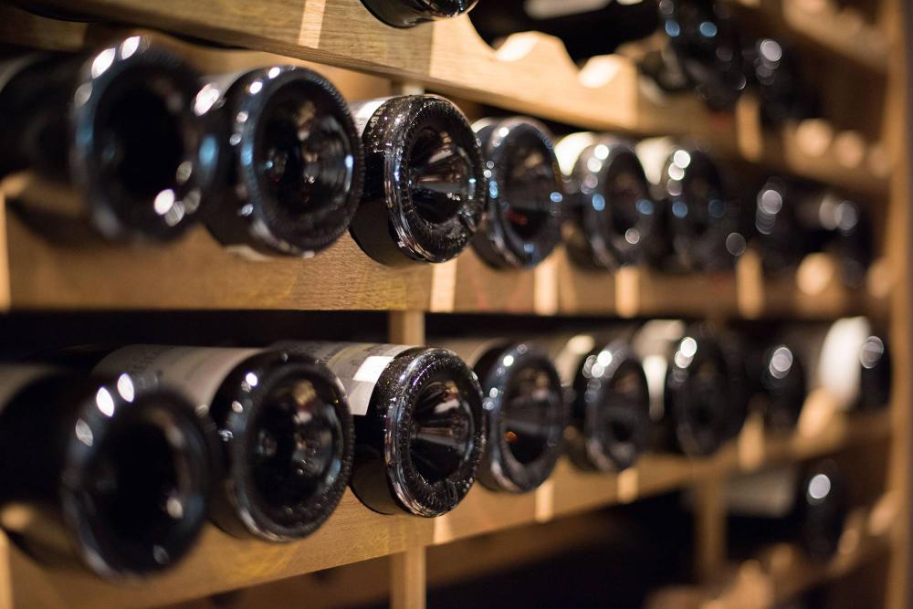 Bouteilles de vin dans une cave à vin